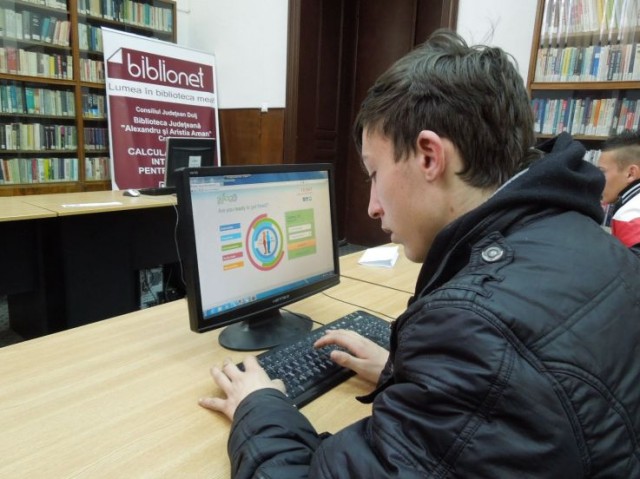 Youngster completing Skillage application_telecentre Craiova
